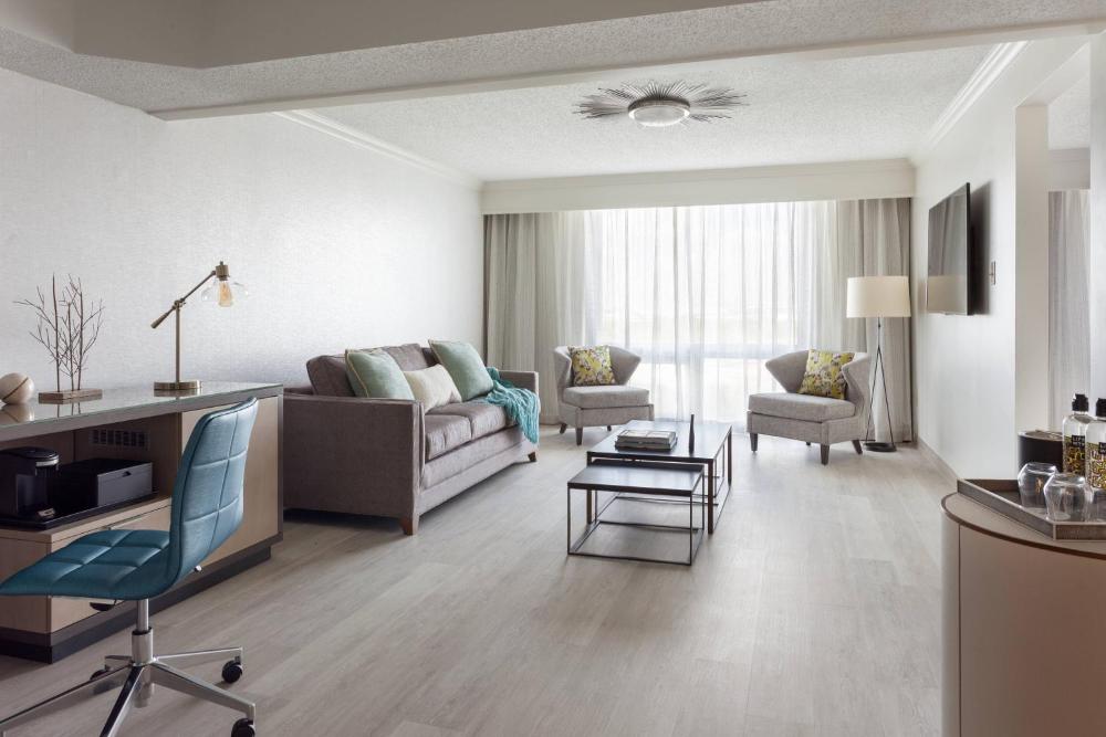 M Club lounge access, Suite, 1 King interior